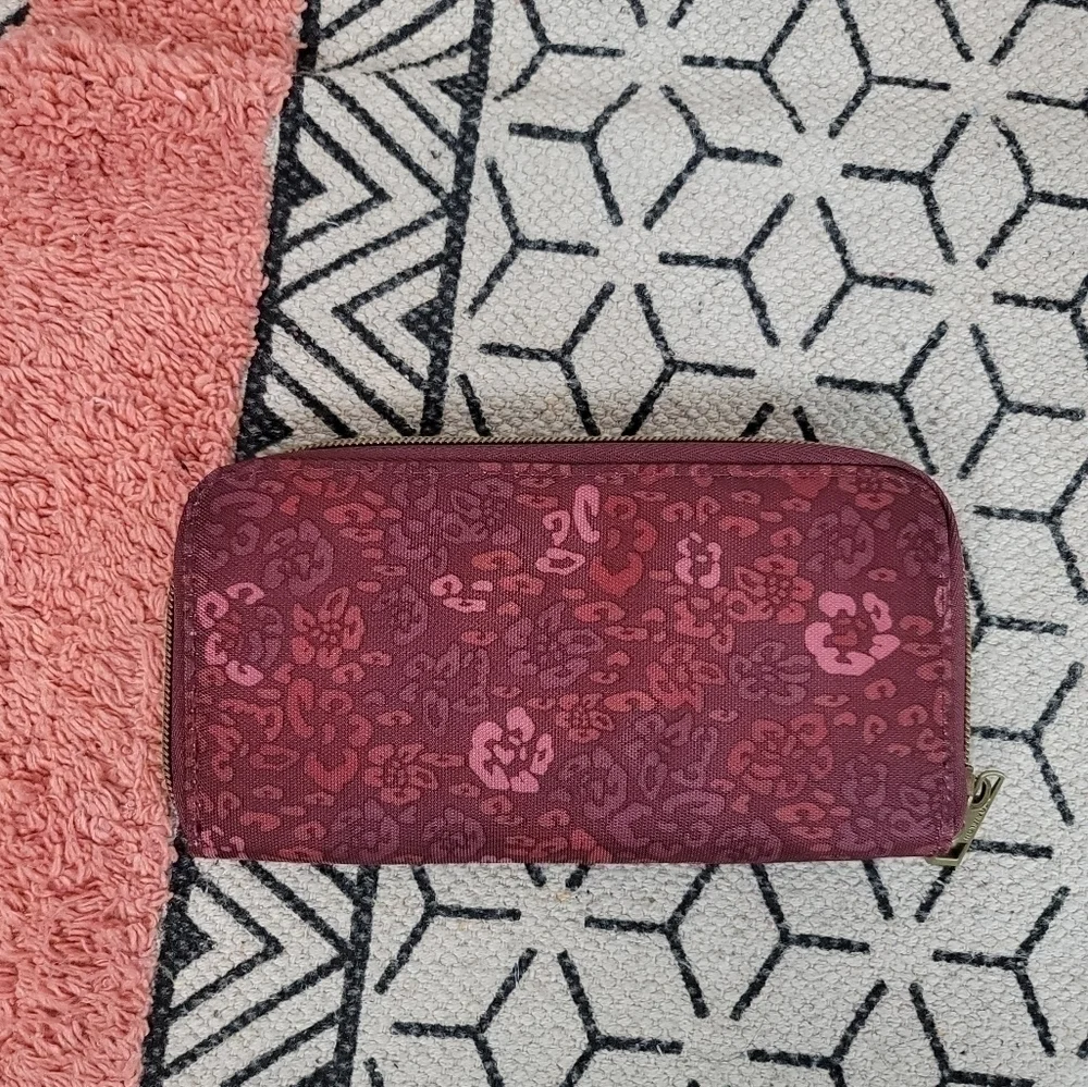 TRAVELON MAROON FLORAL FULL ZIPPER WALLET w WRISTLET